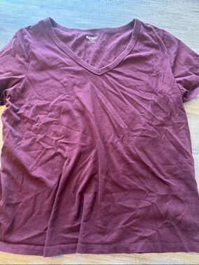 Old Navy V-Neck Tee in maroon